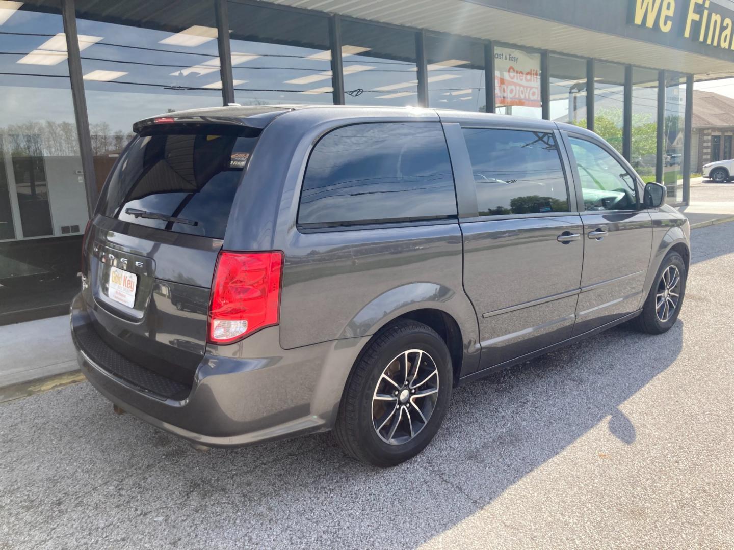 2015 Granite Crystal Met Dodge Grand Caravan SXT (2C4RDGCG6FR) with an 3.6L V6 DOHC 24V engine, 6-Speed Automatic transmission, located at 1633 W Kimberly, Davenport, IA, 52806, (563) 323-5341, 41.559456, -90.598732 - Photo#3